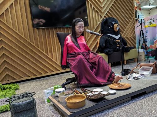 國際口足畫家楊恩典老師「春之戀」特展 新威遊客中心浪漫開展