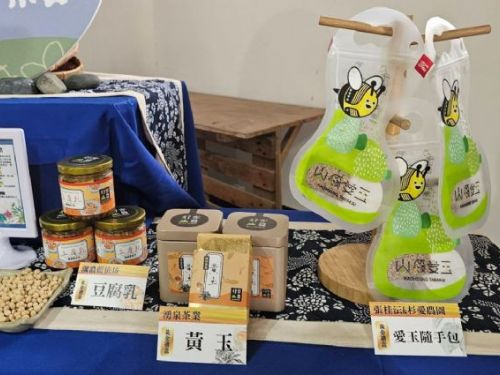 高雄右堆好味緒，黃金、白金、黑金伴手禮盒閃耀登場