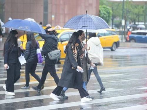 東北季風來襲！高溫驟降12度，入夜鋒面將帶來北東轉雨