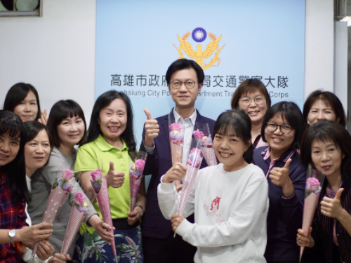 高市警交通大隊長送金莎花束慶祝婦女節