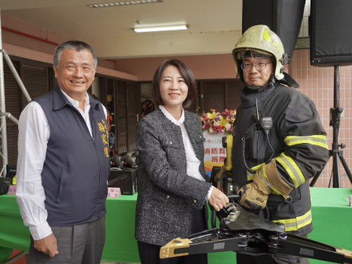 屏縣議員蔣家煌聯合12家企業捐贈消防裝備器材