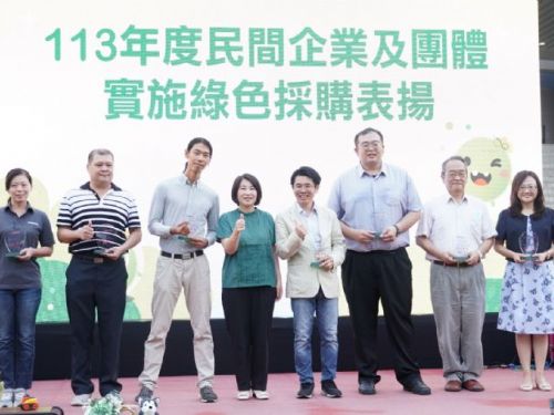 屏東縣二手物市集熱鬧登場，千人齊聚挖寶做公益，周縣長名牌包熱賣2.5萬，義賣所得全數捐贈社福機構