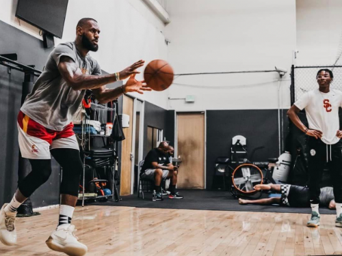 NBA傳奇球星「J博士」評選歷史前十大球星，LeBron James和Stephen Curry未上榜引發討論