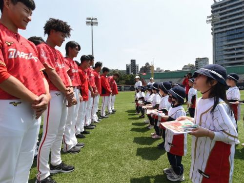 榮耀時刻！味全龍冠軍球員與十大幼兒園小朋友的特別相遇