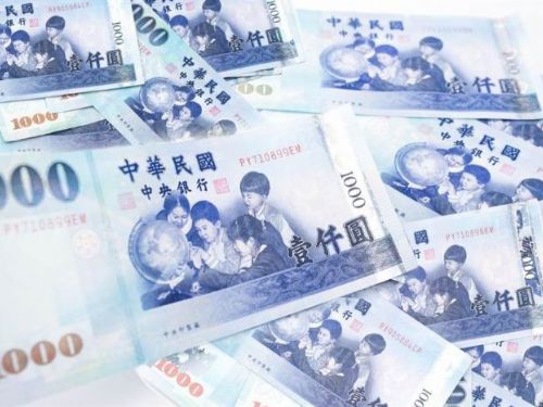 店家擔心假鈔問題，拒收千元鈔少防偽線的現象。但內行指出，真正問題在於這些鈔票已經不再流通。