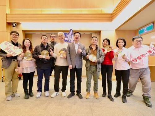 揪團20隻犬貓「新北到府施打疫苗」2024絕美「寶石藍頸牌」登場