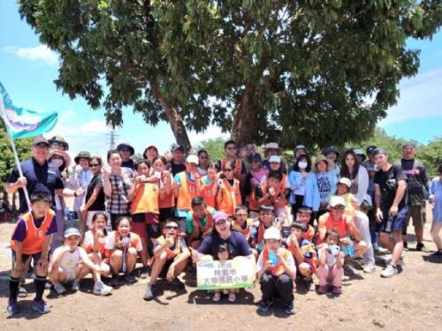 屏東舉辦的樂樂棒球全國決賽已經開賽，吸引了眾多觀眾和球迷。