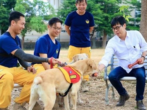 市長與搜救犬共度國際搜救犬日