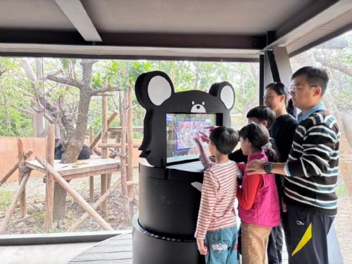 壽山動物園首創「AI智慧環境導覽系統」，讓遊客與「波比」黑熊零距離互動