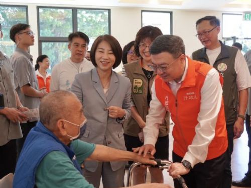 屏東縣打造全國首座多層級樂活照顧服務園區，行政院長讚揚典範
