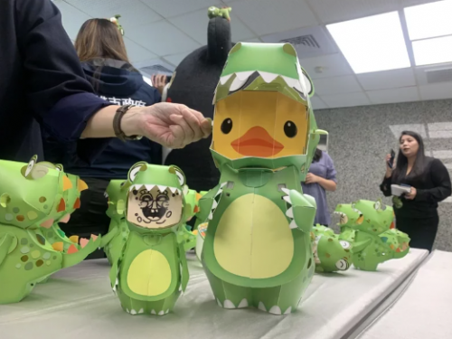 高雄燈會推出創意「換臉燈籠」  黃色小鴨變身恐龍造型超吸睛