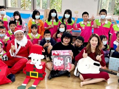 「藝啟芬享列車」10年旅程，駛進內門區溝坪國小學生場次最終站，用木吉他樂聲獻上祝福，畫下完美休止符。