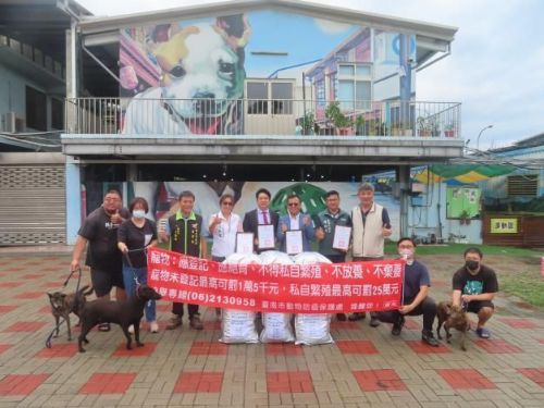 臺南市動物之家受捐愛心飼料，毛孩們加菜幸福滿溢