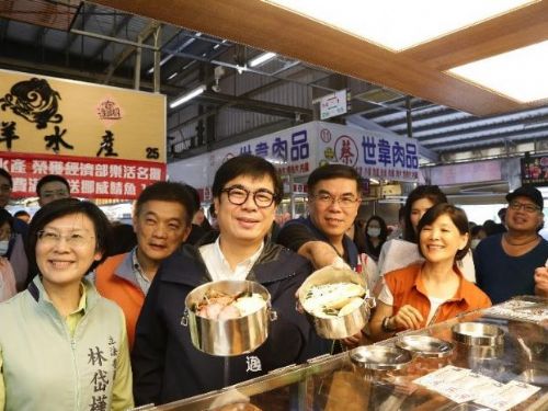 高雄龍華市場推廣「無塑買菜」：市長與環境部長攜手號召減塑行動