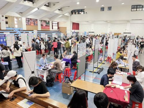 高雄勞工局舉辦「樂業高雄、幸福融融」徵才活動，千個職缺助求職者找到未來