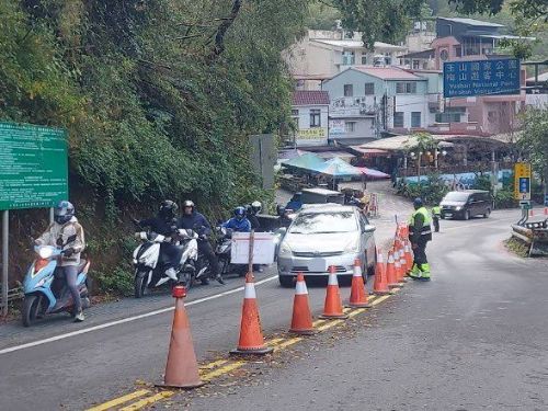 高雄市清明節交通管制及接駁專車服務，確保市民掃墓順利又便捷