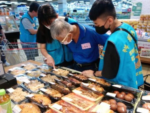 屏東縣青少年關懷活動：牽手獨居長者 購物增添溫暖