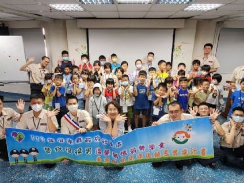 屏東縣政府打造快樂學習夏令營，社會役男熱情關懷學童