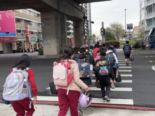 高雄首度實施「行人分段穿越」設計，提升行人安全創新突破！