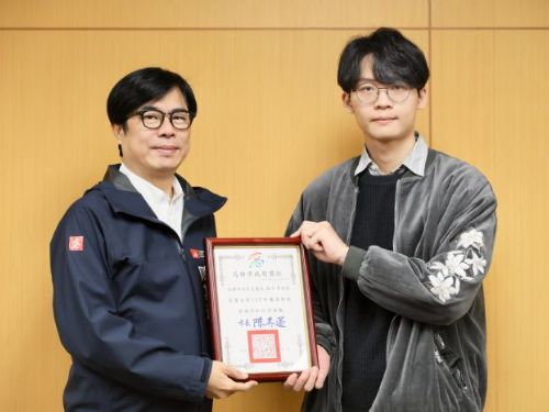 高雄市交通局技士李岳霖獲頒廉潔楷模，提升政府形象