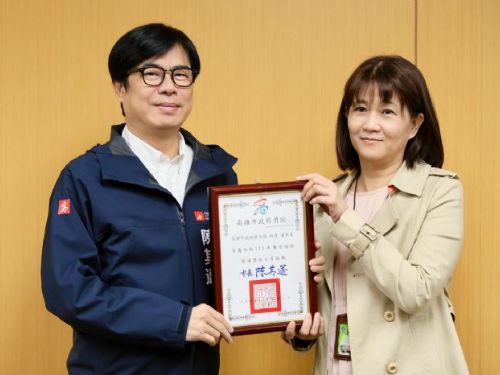 盧秋菱榮獲高雄市政府廉潔楷模表揚，提升市府效率與財務透明