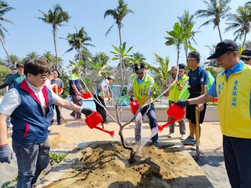 大鵬灣積極推動環境保護，攜手植樹與沙灘復育，開啟綠色永續旅遊新篇章