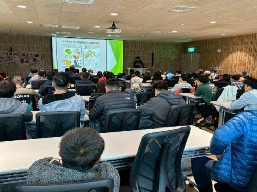 屏東縣政府推出綠鬣蜥移除計畫，706名生力軍加入，領獎勳章！