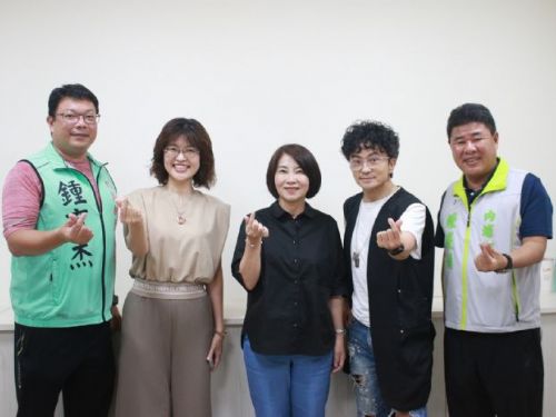 屏東縣政府推動「全齡長照通識月」，邀請名人講座與電影賞析，共同打造幸福長照社會