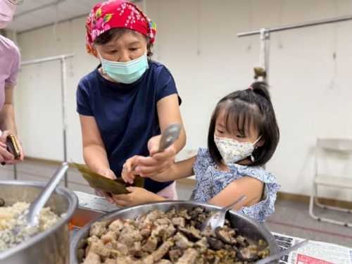 小手學包粽，端午童趣滿滿！火焰蟲幼兒園攜手客家長輩共度佳節