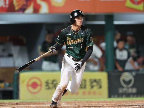 台鋼雄鷹大爆發：台南球場首勝獲得艱辛勝利