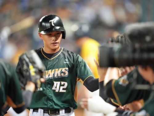 台鋼雄鷹首度造訪洲際球場：打線火力全開，奪下勝利