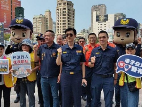 高市警局交通安全月啟動：交通小萌警與吉祥物熱舞，宣導停讓文化
