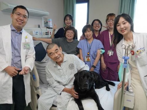 醫療輔助犬歐巴暖心現身屏東榮總，攜手吞嚥照護提升安寧療護品質與尊嚴