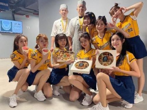 中信兄弟球員賽前「壽司大餐」迎戰巨人軍，女孩大啖豪華鮑魚便當