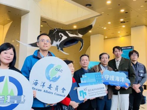 全國首見！巨型「海洋飛行魔毯」鬼蝠魟標本海科驚艷登場 | 世界最大魟魚翱翔之姿海科館主題館5樓再現