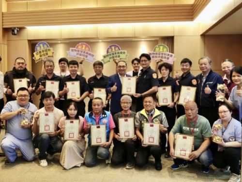 新北市動保處榮獲農業部三項評鑑特優第一名肯定，攜手警察、代養家庭與動保團體 共創幸福毛寶貝新家園
