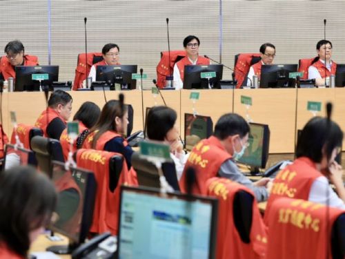高雄市因豪雨成立一級應變中心，陳其邁市長宣布7月29日全市停班停課，嚴陣以待防範致災風險