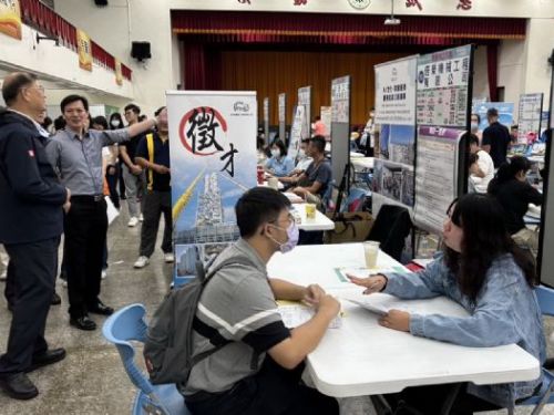 北高雄好職缺齊聚一堂，勞工局攜手南科舉辦聯合徵才活動，溫馨陪伴市民邁向職涯新旅程