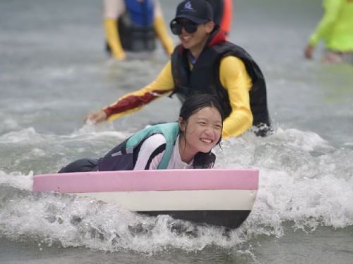 親子同樂學水安，海口沙灘綻放夏日活力新景象，屏東縣府攜手高科大打造安全又歡樂的水域體驗課程