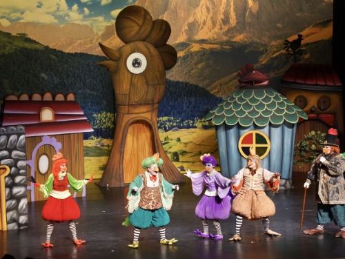 紙風車《雞城故事》逗樂全場，屏東學童提前歡度兒童節