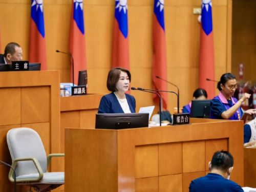 屏東縣長周春米施政總報告，五大主軸打造希望城市，宣布長者健保補助政策