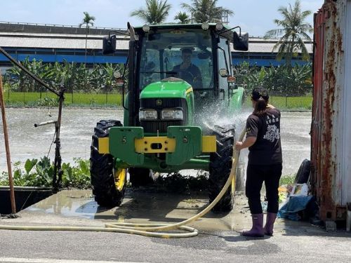 農機上路清洗做得好，道路乾淨騎士更安全！