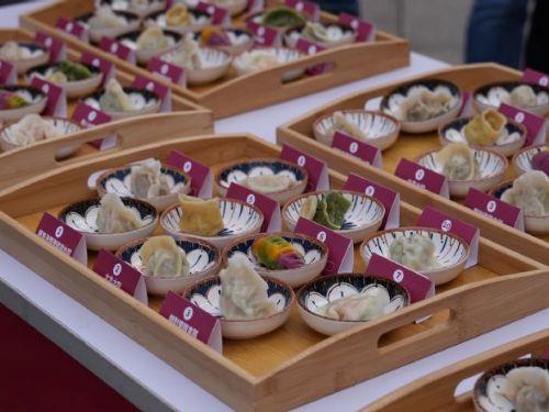 勝利星村年貨市集熱鬧滾滾，香菜手工餃奪屏東餃子王