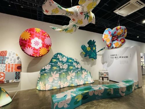 「就在前方，我那依山依水的客家」開展，結合時尚與傳統，展現全新客家風格