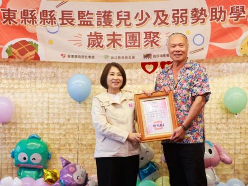 歲末圍爐共聚溫馨時光，周春米縣長與監護兒少及弱勢助學生溫暖過新年