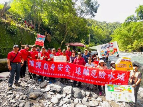 茂林管理處攜手地方單位，海神宮展開水域遊憩安全宣導，守護夏日戲水樂園