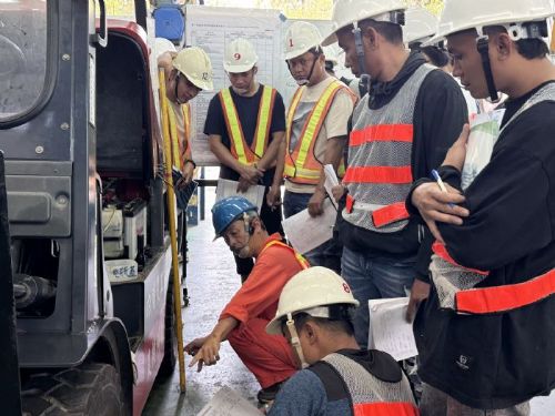 屏縣辦理堆高機訓練移工專班，60人完成參訓提升安全意識