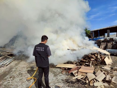 屏東環保局籲請縣民妥善處理廢棄物，嚴禁露天燃燒，平平安安過好年