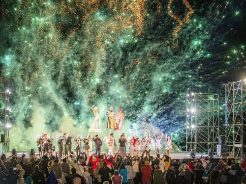 屏東落山風藝術季《海口狂想曲》數千民眾直呼震撼，台式芭比狂歡派對點亮冬夜海岸