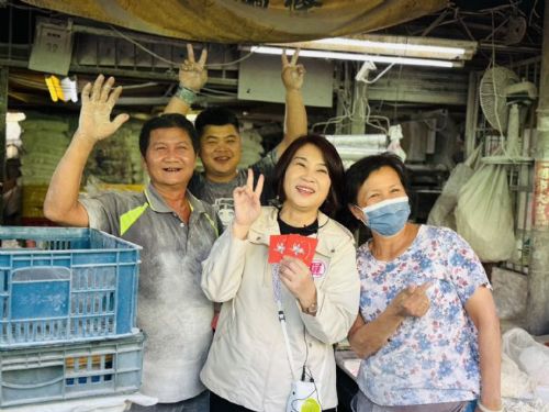 馬上快樂！周春米市場拜早年 「瑞馬春騰」小紅包傳遞新春祝福，人潮湧現熱鬧滾滾